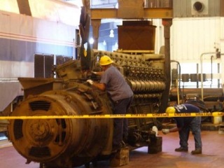 2009/08/06: Workers securing 30‐ton diesel engine
