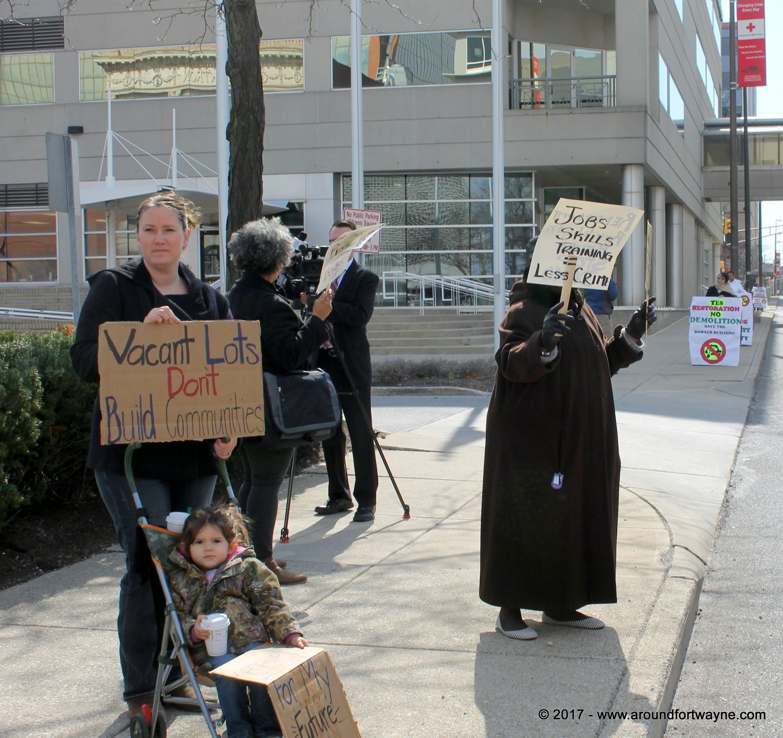 Protesting a demolition Protesting a demolition